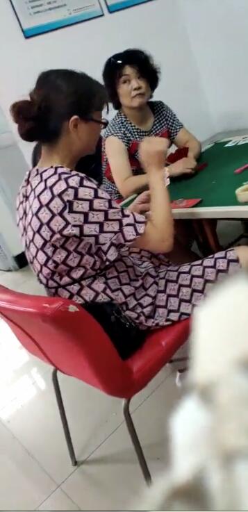 物业每天上班打牌不管事