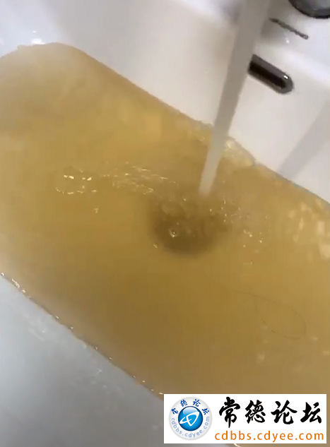 这是昨天恢复供水之后居民家里放出来的水