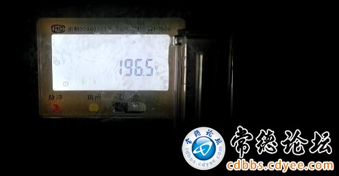 国标GB/T 12325-2008《电能质量供电电压偏差》规定: 220V单向供电电压偏差为标称电压的+7%,-10%