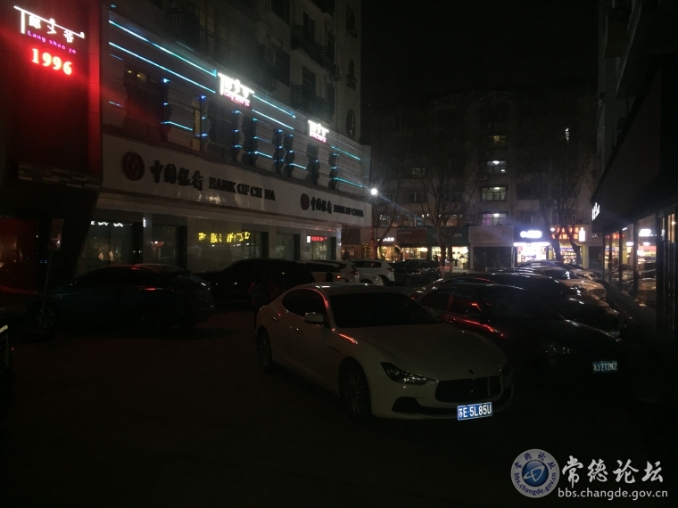 这是一个违章停车“窝点”