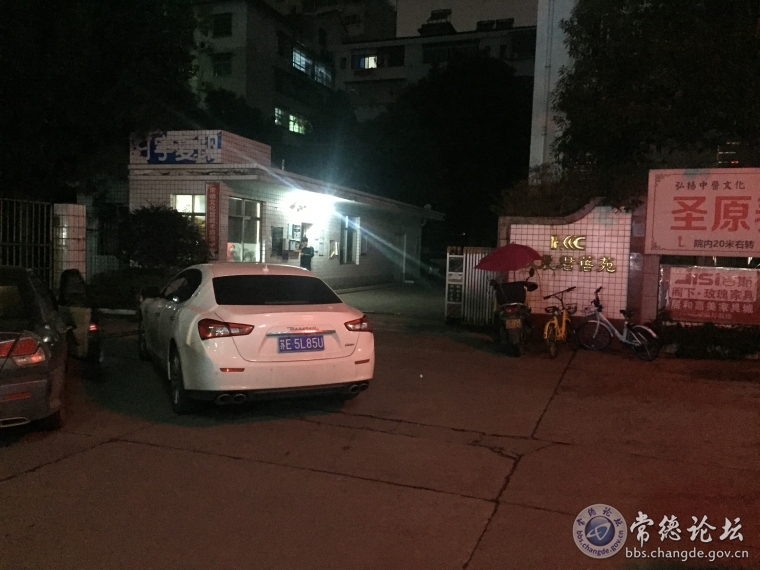 经常性的到晚上小区门口停满了车