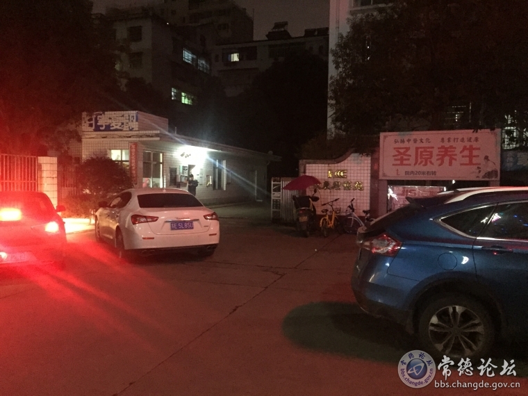 中间就留了一条很窄的过道