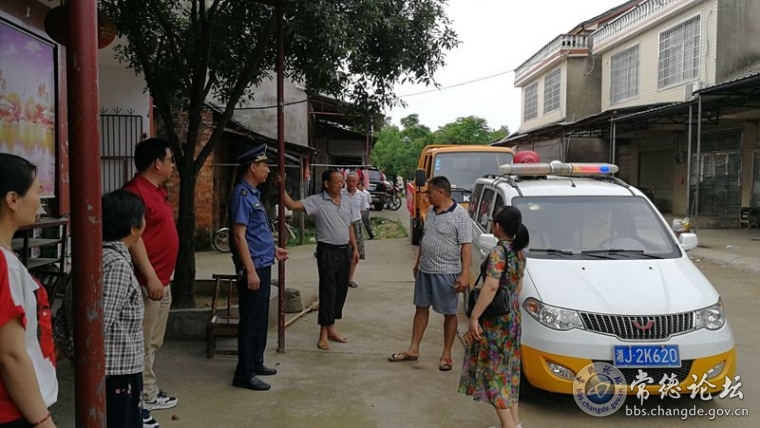 上图为：区公路局党员志愿服务者们在宣传日深入到许家桥乡赤家岗村，与村民面对面宣讲环保、安全等法律知识。