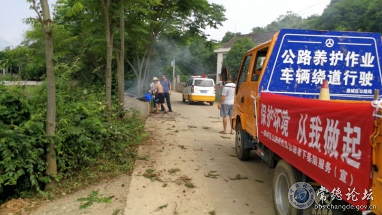 上图为：区公路局党员志愿服务宣传日深入到许家桥乡赤家岗村村民家中开展环保、安全法制宣传活动，并现场制止当地村民焚烧农作物秸杆事件。