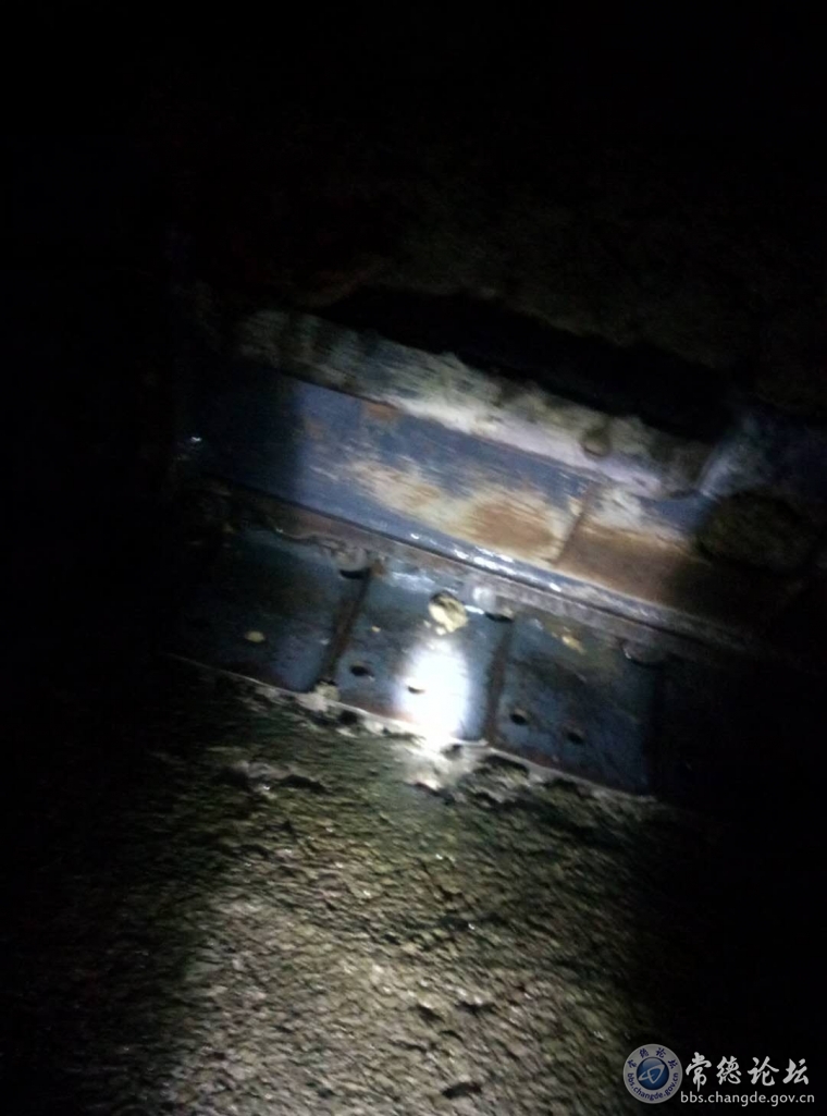 挖土机从地基上行驶照片