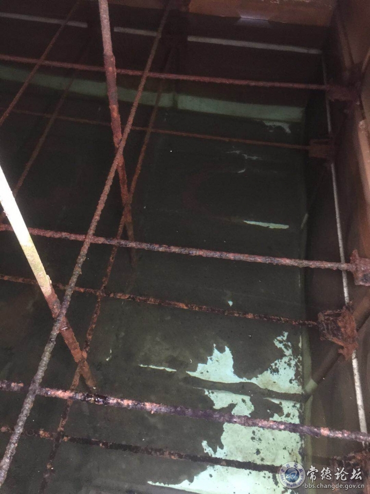 例：高层住户顶楼水箱内部现状