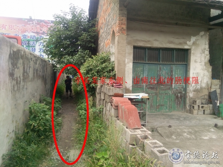 修了新屋，故意留下一间旧房继续侵占公共道路