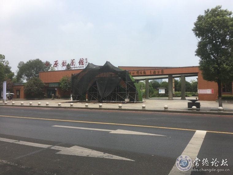 白马湖公园南门的大型标志物