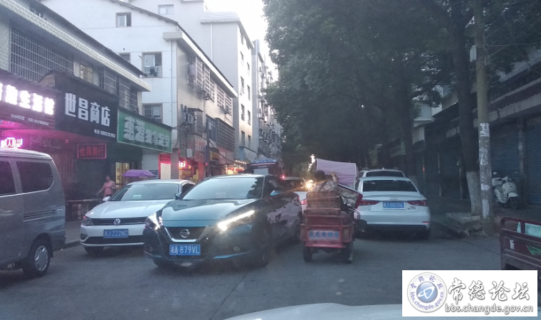 两边车辆随意乱停乱靠