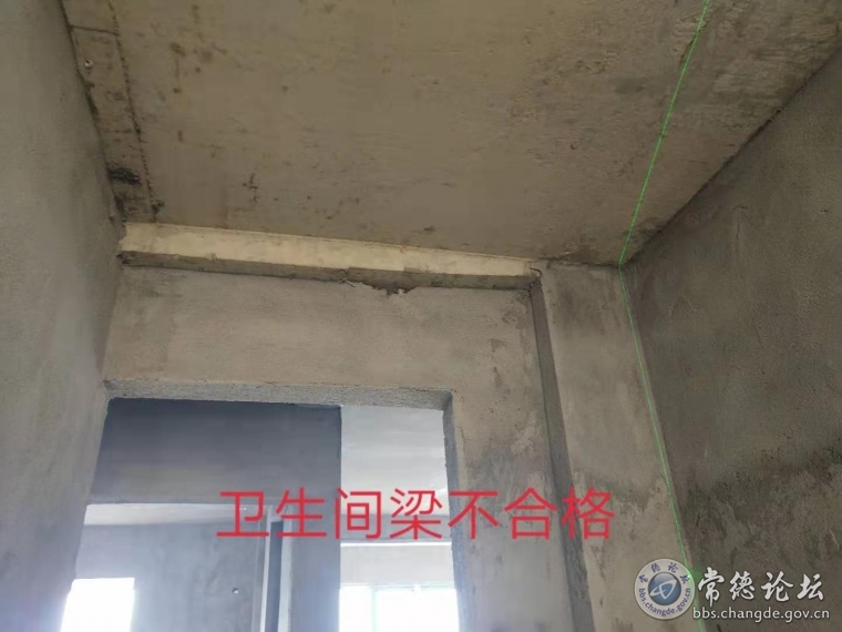墙梁歪斜偏差有十数公分