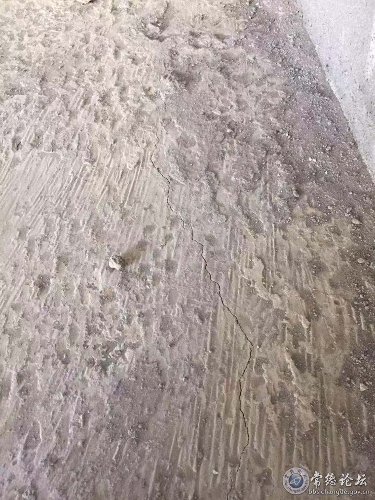 地板裂缝长达数米，直贯到底
