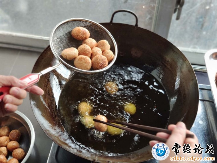 下油锅炸至金黄
