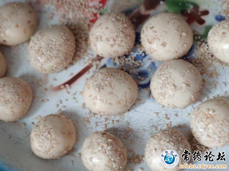 糯米搓成小坨，裹上生芝麻
