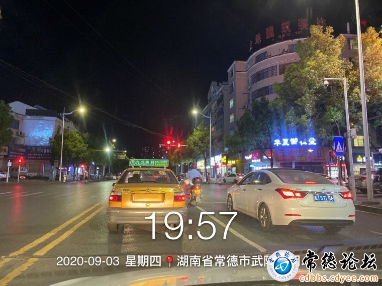 城区有多辆像这样的无牌出租汽车从事非法经营