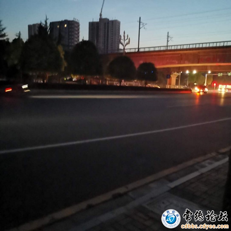 晚7点仍未开灯