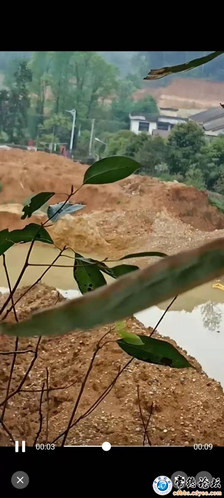 高山挖成了一个湖