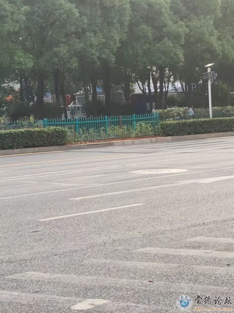 原来的斑马线没有了，安装了护栏