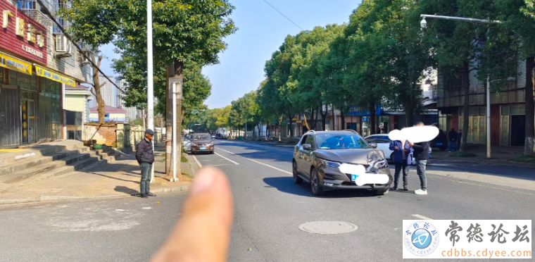 左转弯的车，因为前两个车位的车遮挡，很难看到直行电动车和汽车